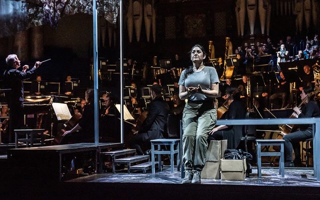 Alexandra Zabala as Aida with the Chorus and Orchestra of Opera North © Clive Barda